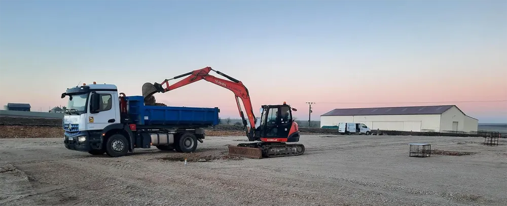 Terrassement de massifs pour futur bâtiment agricole